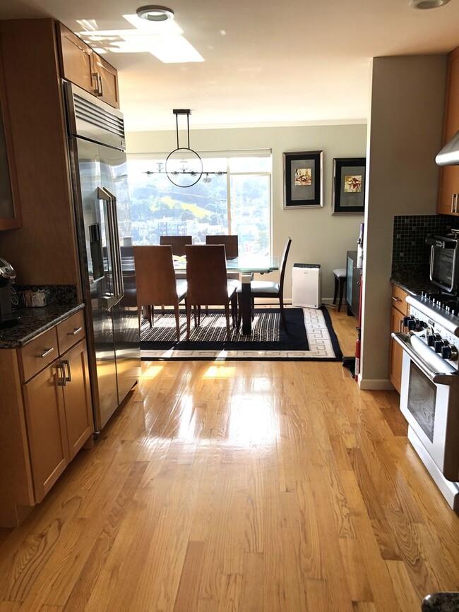 Building Photo - Elegant & Expansive Furnished 3 Bedroom/2 ...