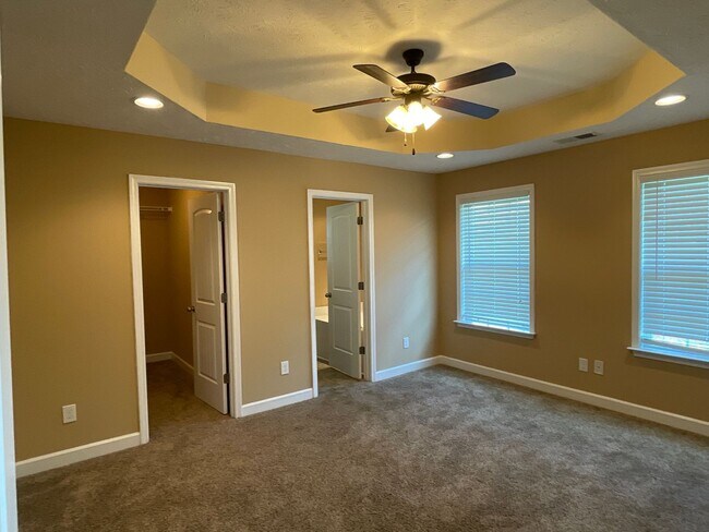 Building Photo - Executive Living!