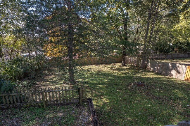 Building Photo - Charming 4 bedroom, 2 bathroom home located in Fayetteville, AR - 6 Month Lease