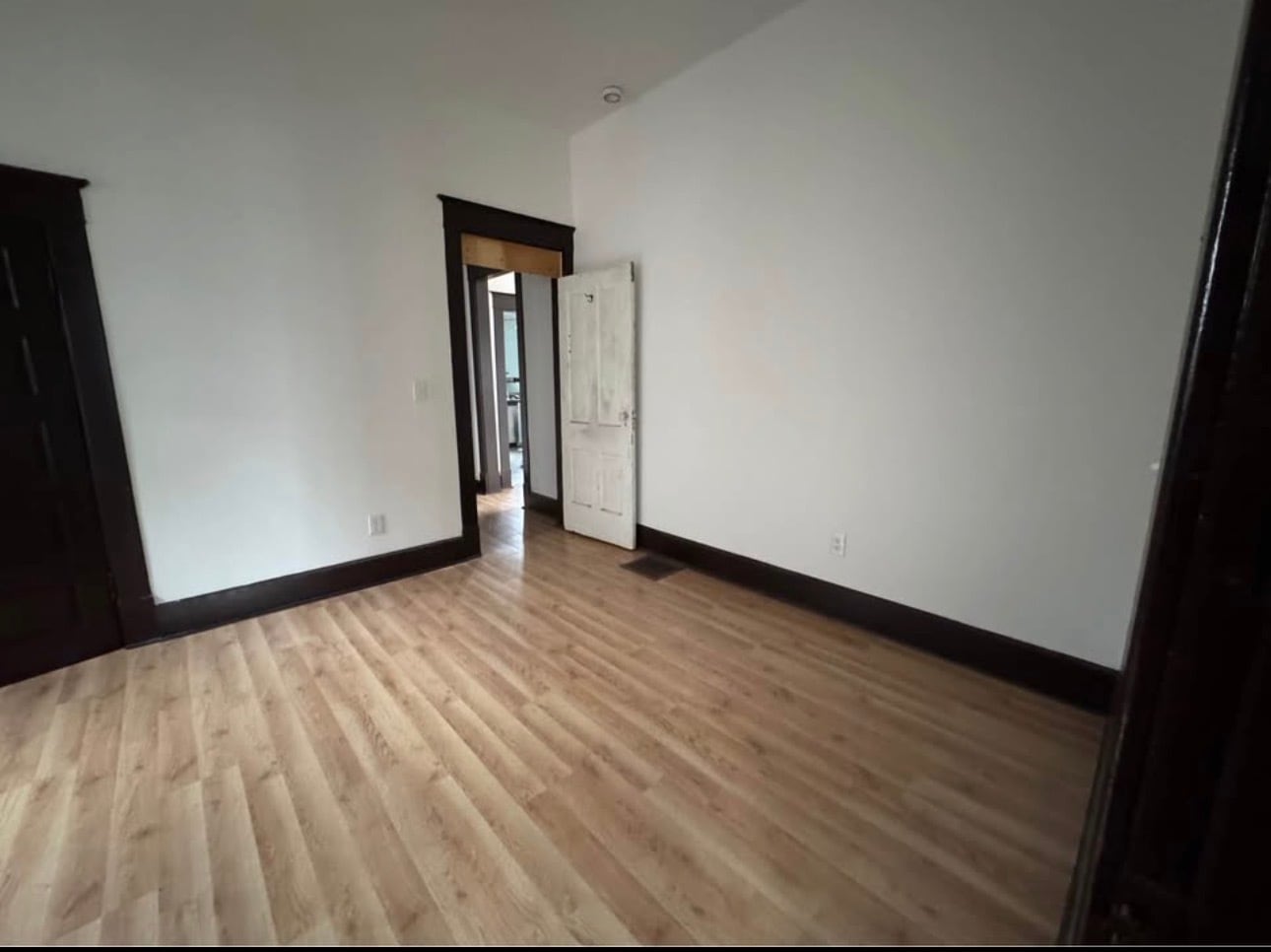 Building Photo - 100 W King St