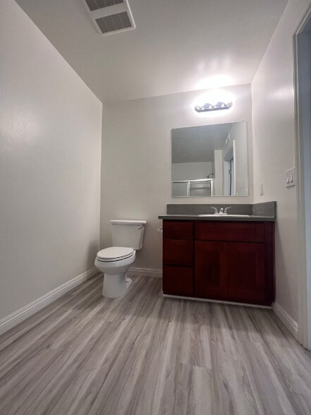 Building Photo - 6829 Simpson Ave