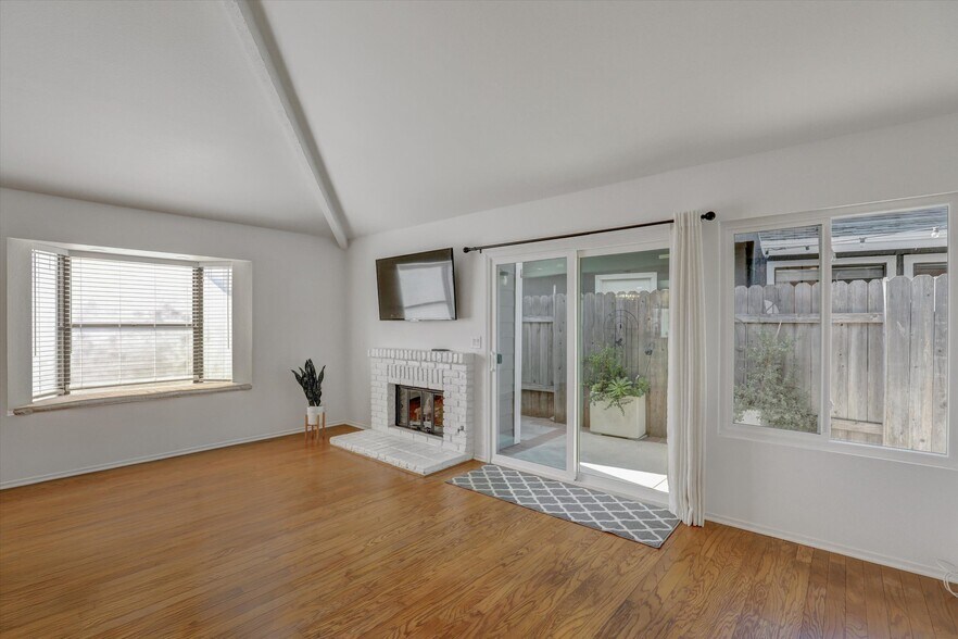 Building Photo - 2191 Canyon Dr