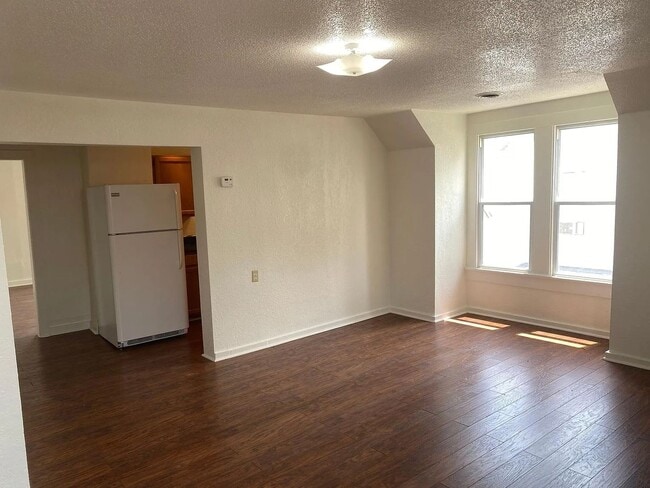 Building Photo - 404 S Marion St