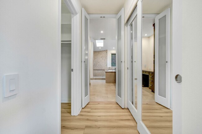 Building Photo - Rent this Beautiful 5 BEDROOM HOME NOW!