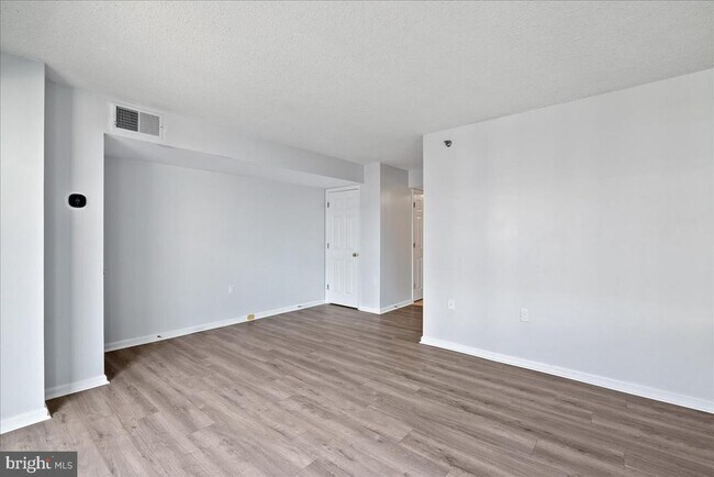 Building Photo - 1301 N Courthouse Rd