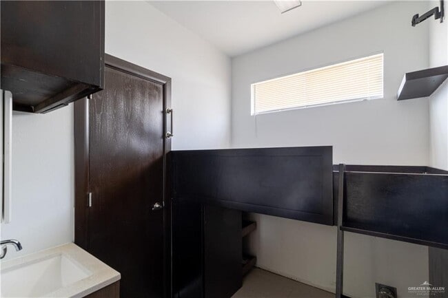 Building Photo - 26 El Jardin St
