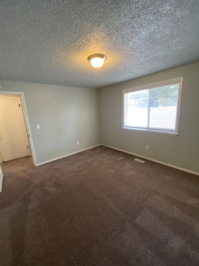 Building Photo - Ready first of June / 3 bedroom 2 bathroom...