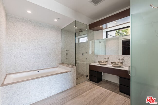 Building Photo - 8460 Harold Way