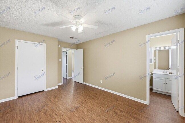 Building Photo - 207 Evelyn St