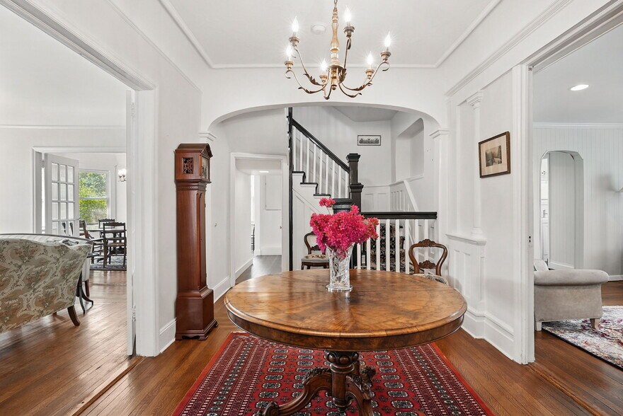 Foyer - 134 Old Mamaroneck Rd