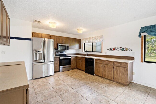 Building Photo - 1433 SE North Balcourt Ct