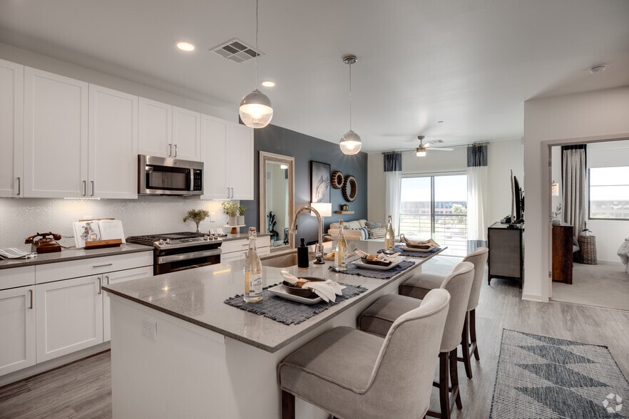1BR, 1BA - 796 SF - The Aston