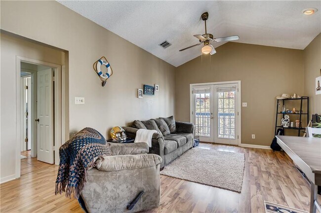 Building Photo - 711 W 21st St