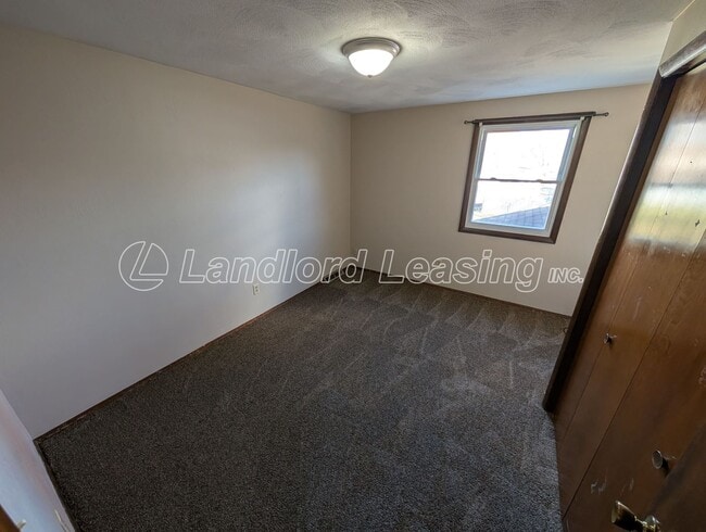 Building Photo - Spacious 4-Bedroom Colonial on Beautiful W...