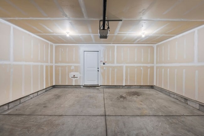 Building Photo - Comfortable and Spacious 4-Bedroom Townhom...
