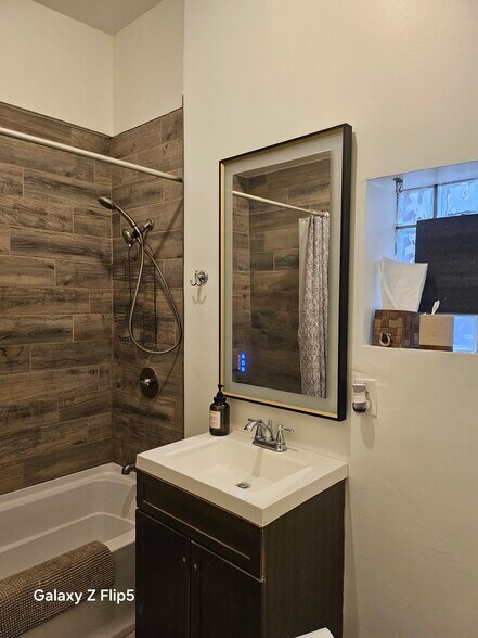 Bath - 2417 W Warren Blvd