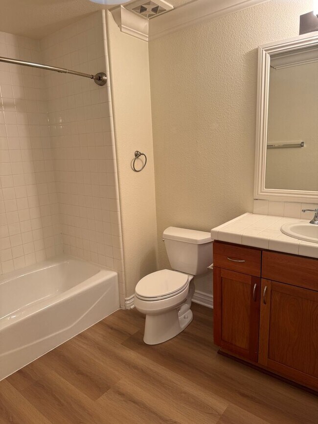 Building Photo - 1 bed/1 bath condo unit