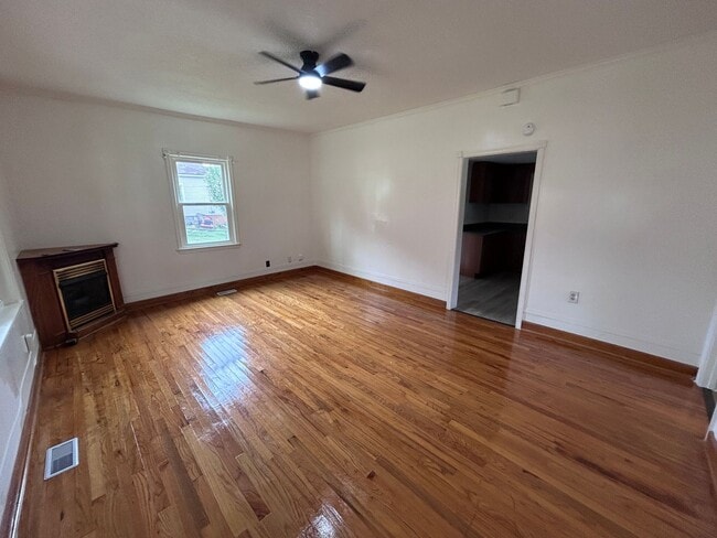 Building Photo - 2/1 Bungalow in Eden with Detached garage and fenced backyard!