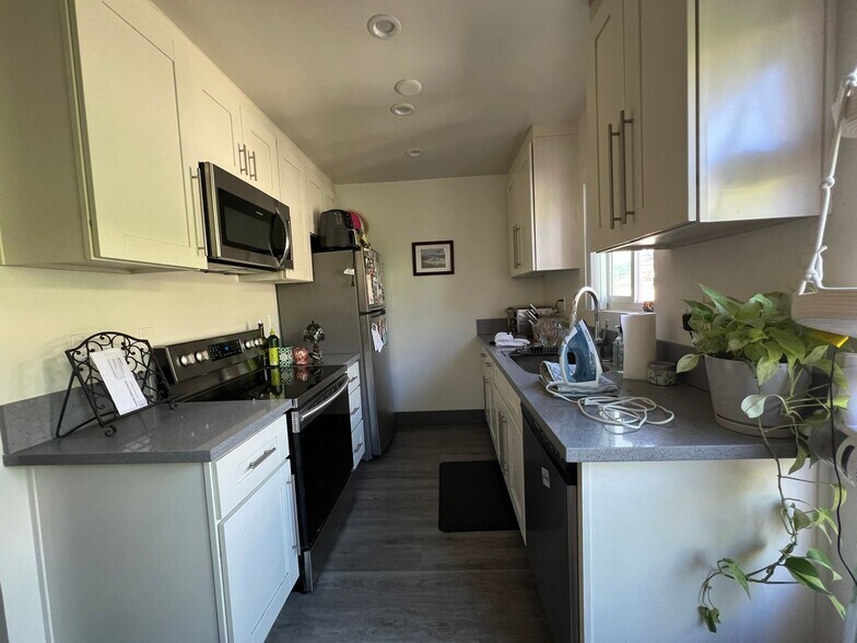 Building Photo - 3359 Mentone Ave