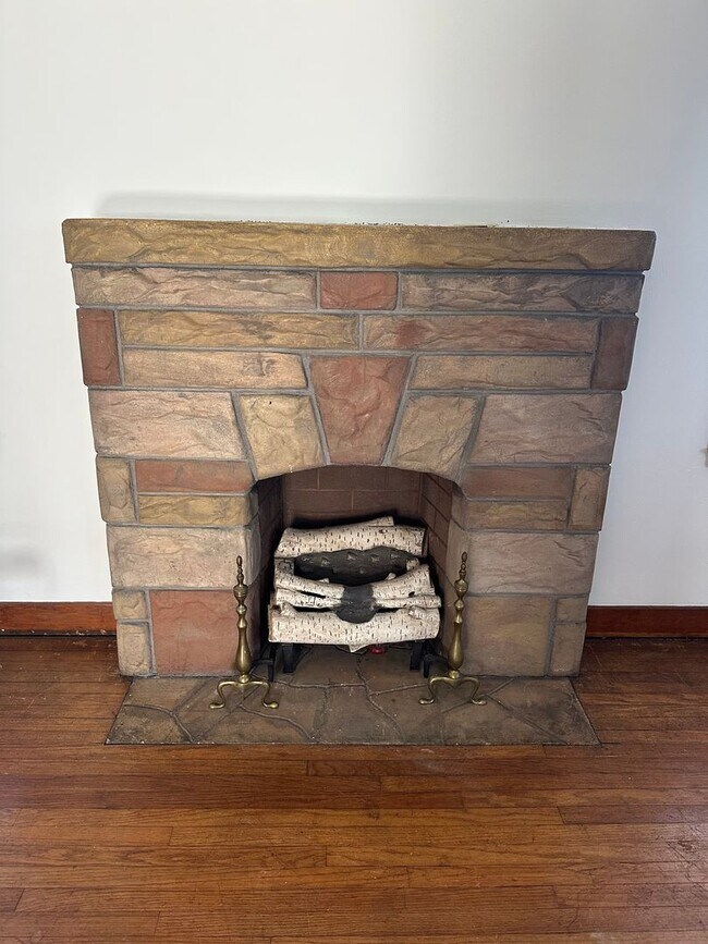 Building Photo - 1652 Roosevelt Ave