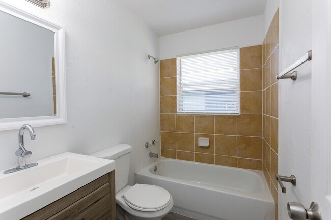 Building Photo - 1164 W 31st St