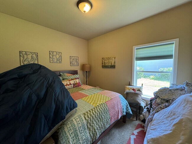 Building Photo - 3 Bedroom, 3 Bathroom House - Walking distance to the beach