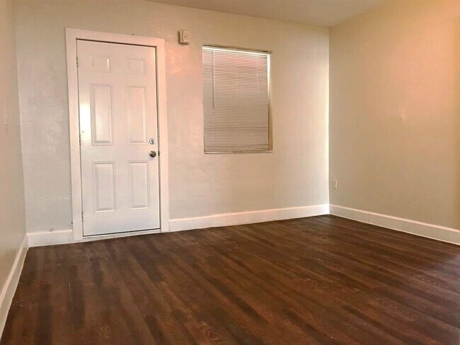 Building Photo - Ground Floor 2 Bedroom Just steps to Wynwood