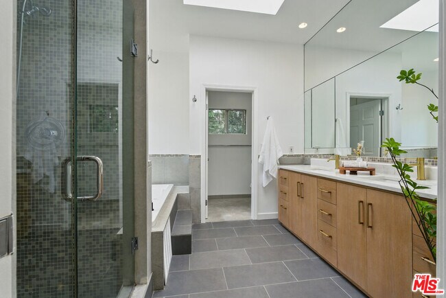 Building Photo - 5220 Melvin Ave