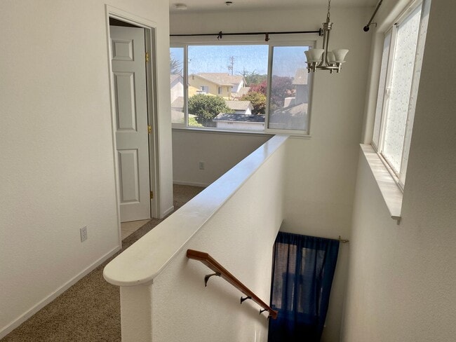 Building Photo - Spacious 3 Bedroom, 2.5 Bathroom Marina To...