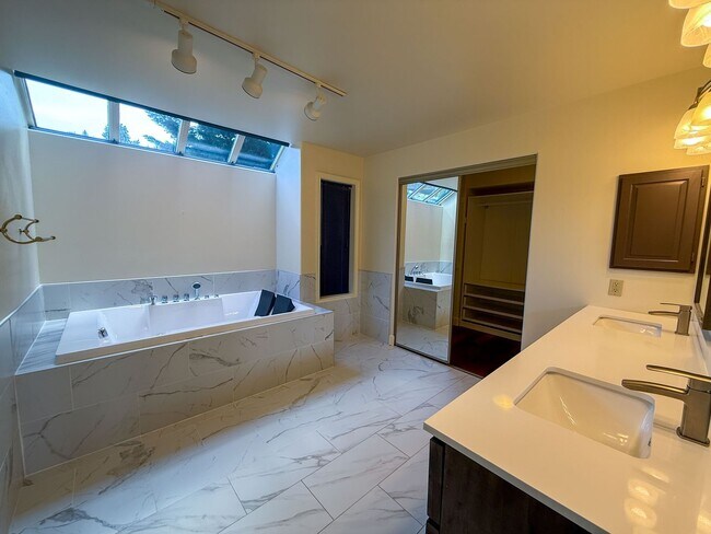 Building Photo - 4bd/3.25ba Seattle House