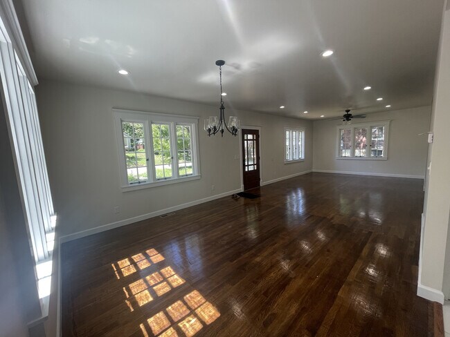 Building Photo - 616 Illinois St