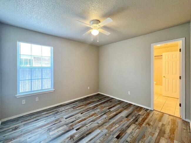 Building Photo - 3 Bedroom Duplex Located In Shadow Hills!
