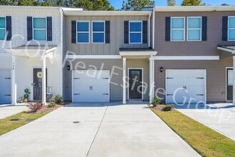 Building Photo - Beautiful 3-Bedroom Townhome with Modern Finishes & Prime Location!