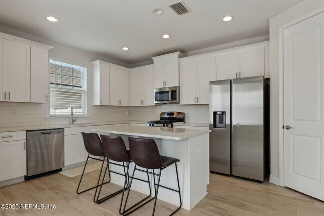 Building Photo - 205 Daydream Ave