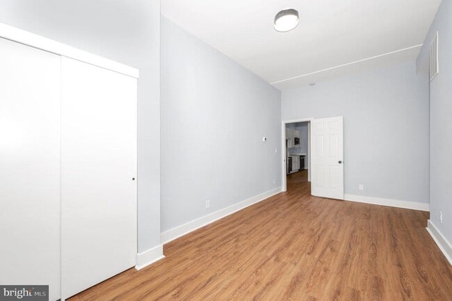 Building Photo - 230 S Market St