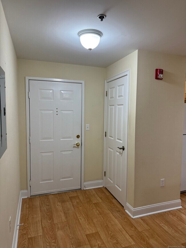 Building Photo - 380 Main St