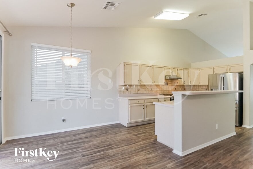 Building Photo - 2920 W Calle Lucinda