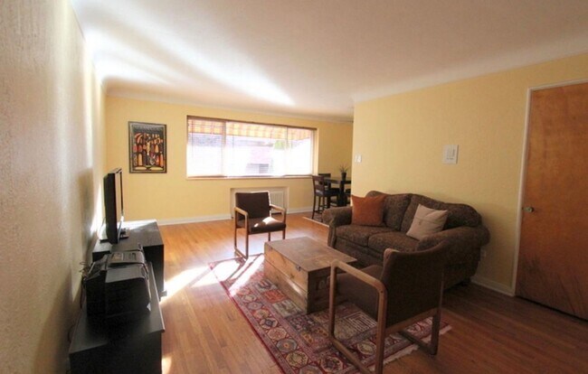Building Photo - Bright Updated 2-Bed Condo with Vintage Charm Near Wash Park & Cherry Creek