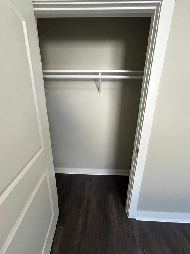 Building Photo - Recently Renovated 2 Bedroom Apartment