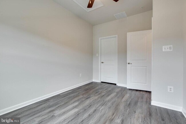Building Photo - 7912 N Gladden Farm Way