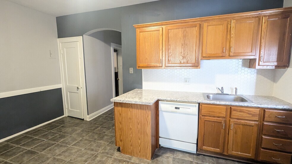 Building Photo - 5042 Mardel Ave