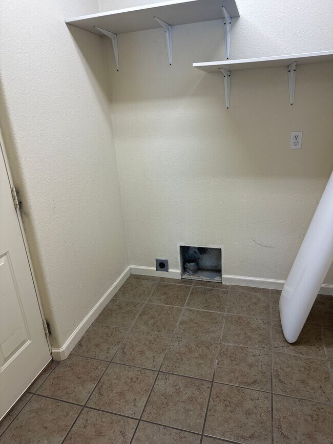 Building Photo - cle11