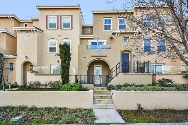 Primary Photo - UPDATED LARGE 1600 sq/ft 3BR/3.5BA Central Mtn View Townhome AVAILABLE NOW