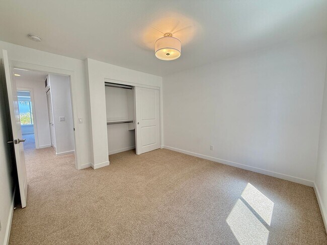 Building Photo - Beautiful 3BD/3.5BA Rowhome in Bankers Hil...