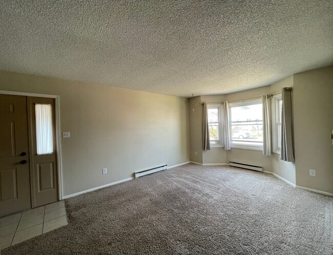 Building Photo - SUN VALLEY 2 BEDROOM, 2 BATHROOM TOWNHOUSE