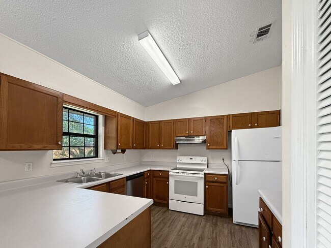 Building Photo - Charming Navarre Home with Hardwood Floors...