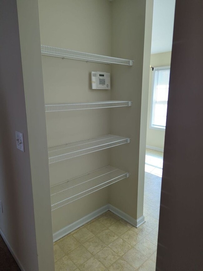 Building Photo - Nice Two Bedroom Duplex In A Great Location Available April 2026