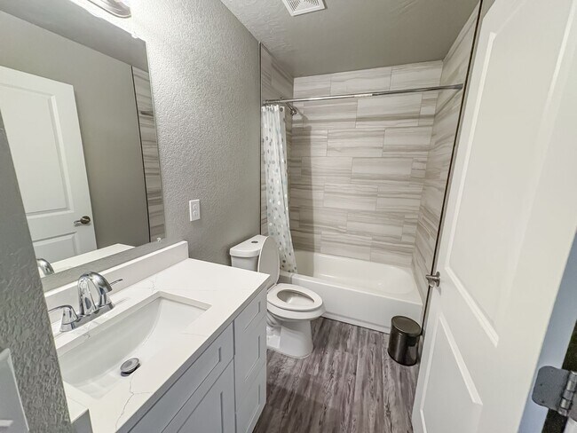 Building Photo - 1710 E ChuckWagon Dr