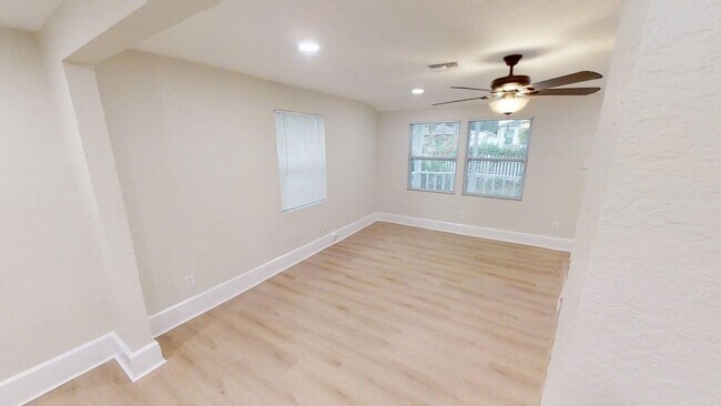 Building Photo - lovely 3/1 house with fence yard
