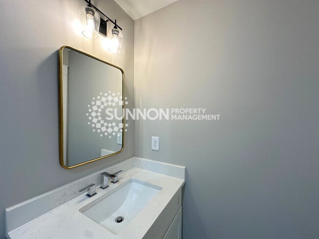 Building Photo - Modern 3-Story Townhome in the Heart of Plaza-Midwood - Walk to Everyt